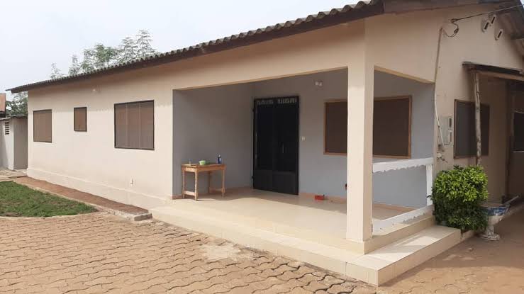 A louer une maison 02 chambre et 01 salon sanitaire Cotonou vodjè sud — photo 1